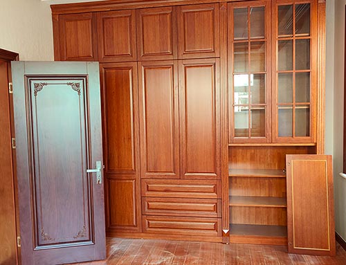 庆元中式家庭装修里定制的实木衣柜效果图